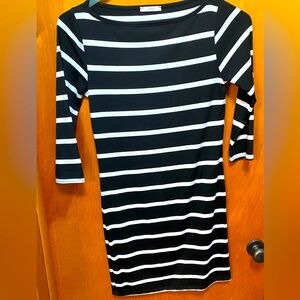 Black and white thin 3/4 sleeve shirt dress. Unknown size-xs/s